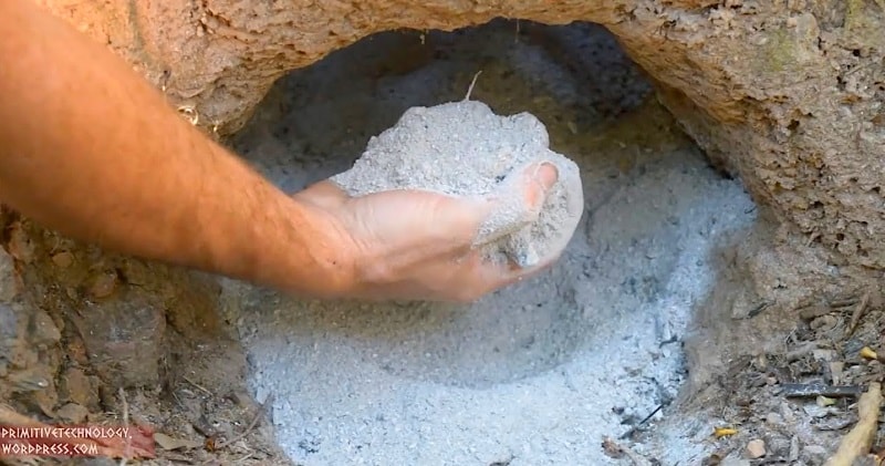 Cement vyrobený ze znovu vypáleného dřevěného popela za použití primitivní technologie
